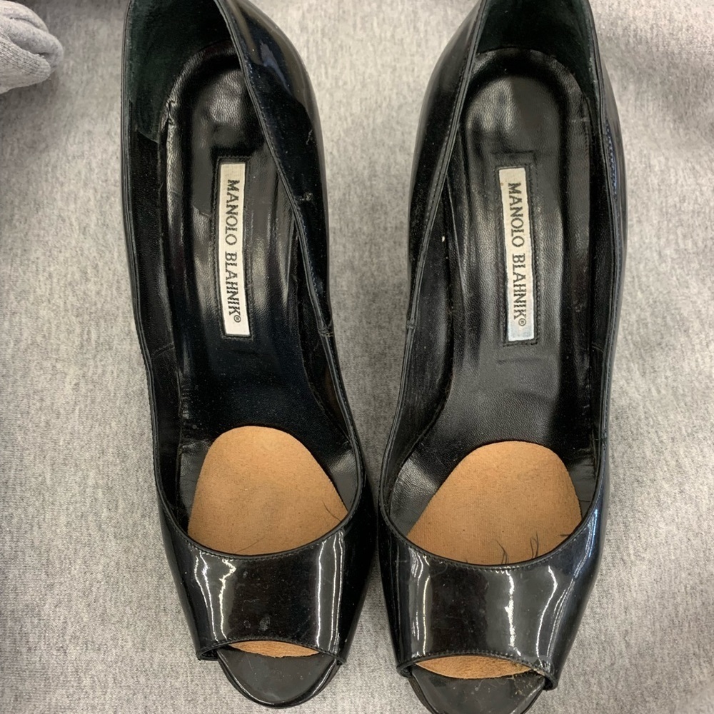 MANOLO BLAHNIK BLACK LEATHER PEEP TOE SHOES FABRIC WRAPPED HEEL 7.5. EVENING